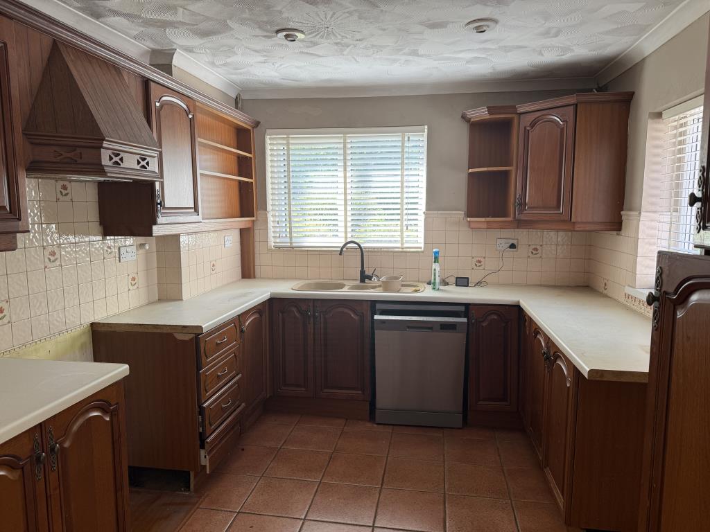 Lot: 112 - VACANT THREE-BEDROOM BUNGALOW ON PLOT OF 0.3 ACRES - Fitted kitchen with mahogany kitchen cupboards